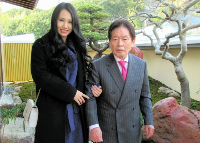  재력을 앞세워 복잡한 여자관계를 가지고 있던 70대 사업가 사망 사건 재판에서 전처가 무죄를 주장했다. 노자키 고스케(오른쪽)와 스도 사키. /사진=아사히신문