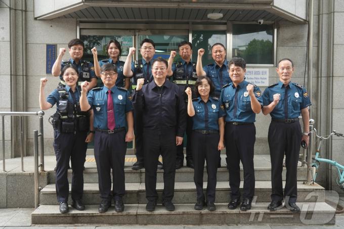 [사진] 비상근무자들과 기념촬영하는 방기선 국조실장