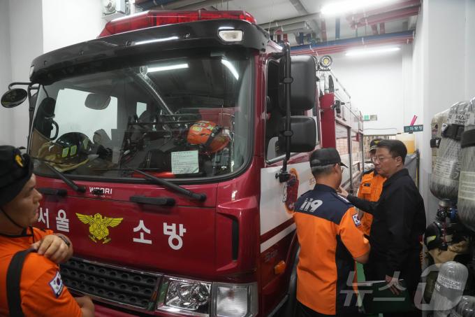 [사진] 추석 연휴 근무 소방관들 격려하는 방기선 국무조정실장