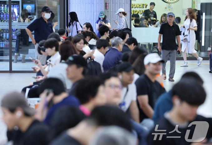 [사진] 버스 탑승시간 대기하는 귀성객들