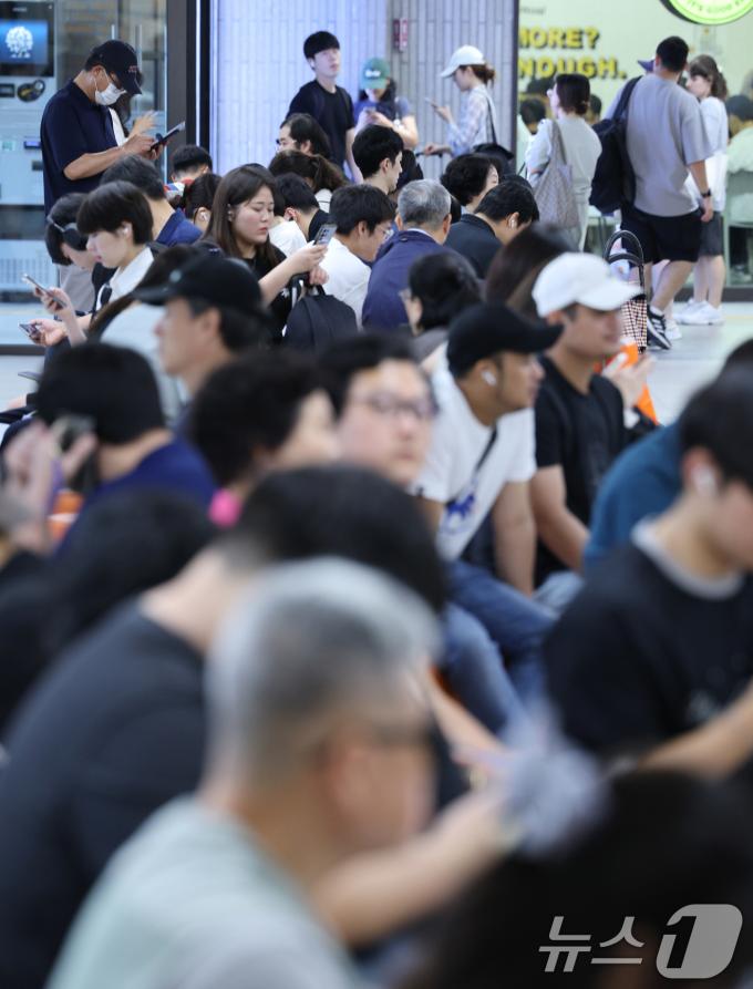 [사진] 버스 시간 기다리는 귀성객들