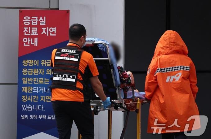 추석 연휴를 앞둔 13일 오후 서울의 한 대형병원에서 구급대원이 환자를 응급실로 이송하고 있다. 정부는 연휴에 응급실 환자가 몰리는 상황에 대비해 지난 11일부터 '추석 명절 비상 응급 대응 주간'을 운영하고 있다. 반면 의료계는 연휴 기간 중 '하루 최대 1만명' 정도가 제대로 된 응급 치료를 못 받을 가능성이 높다고 전망해 '명절 응급실 의료대란' 우려가 나타나고 있다. 2024.9.13/뉴스1 ⓒ News1 구윤성 기자