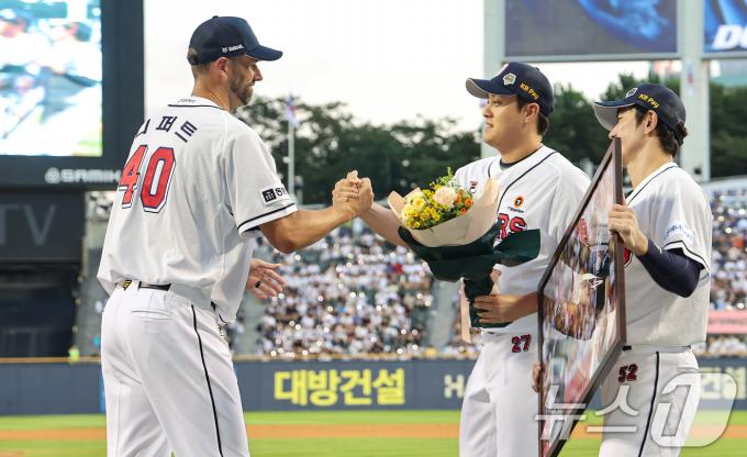 [사진] '니퍼트! 은퇴를 축하해'