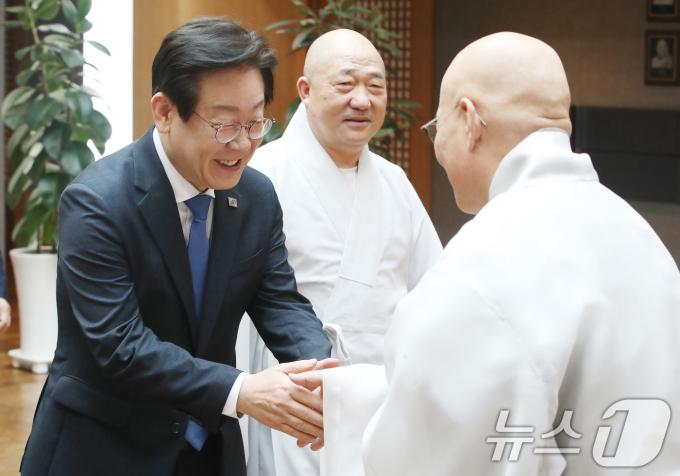 [사진] 진우스님 예방하는 이재명 대표
