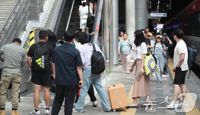 [사진] '서울로 올라온 역귀성객'