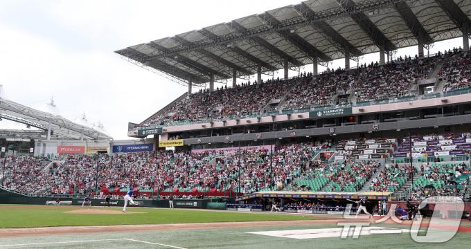 [사진] 프로야구 사상 첫 천만 관중 향해