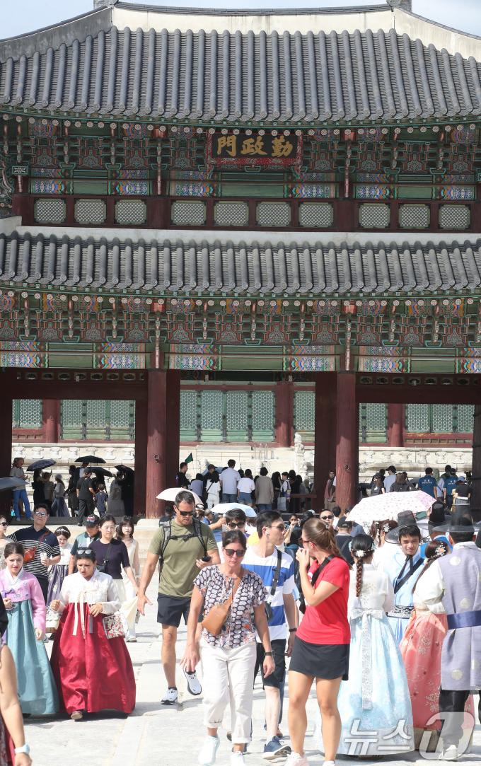 [사진] '추석 명절 나들이 나선 시민들'
