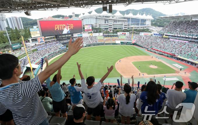 [사진] 프로야구 천만 관중 시대 개막