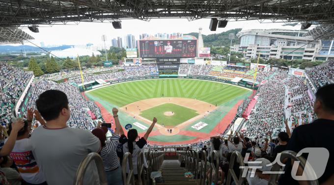 [사진] 프로야구 사상 첫 천만 관중 시대
