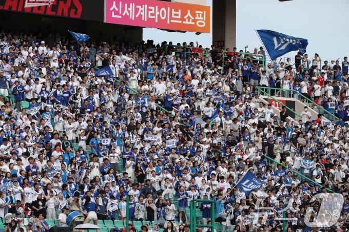 [사진] 추석 더위 잊은 프로야구 열기