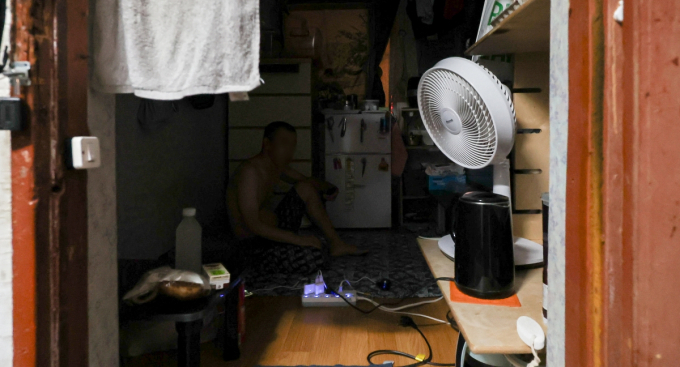  '2023년 에너지바우처 패널조사 결과 보고서'에 따르면 2022년 '집안이 더워 일상생활을 하기 어렵다'고 답한 응답자가 41.9%로 집계됐다.서울 용산 쪽방촌에서 한 시민이 선풍기로 더위를 피하고 있다. /사진=뉴스1