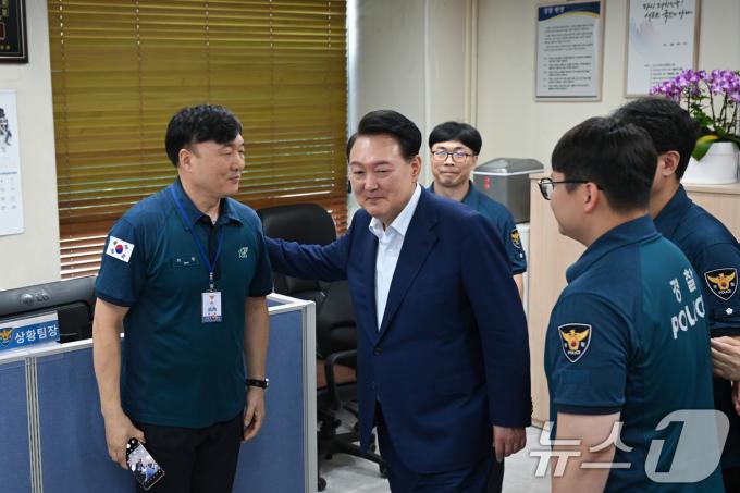 [사진] 명절 근무 경찰관 격려하는 윤석열 대통령