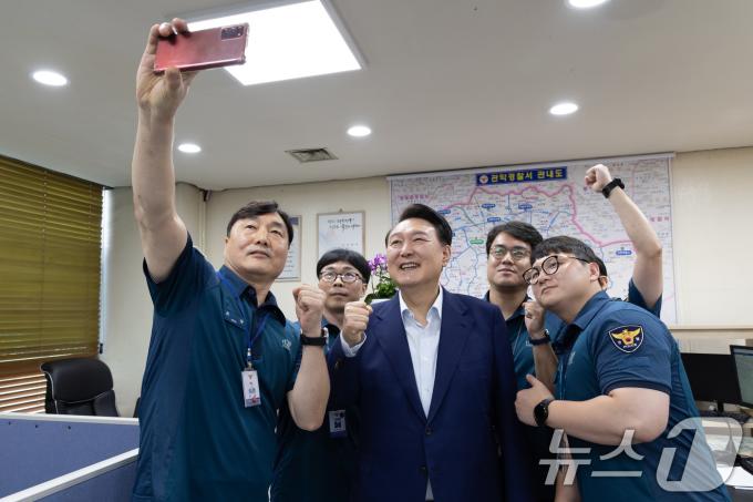 [사진] 윤석열 대통령, 112 치안종합상황실 경찰관들과 함께