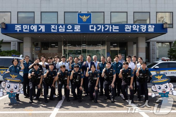 [사진] 윤석열 대통령, 명절 연휴 근무 경찰관들과 함께