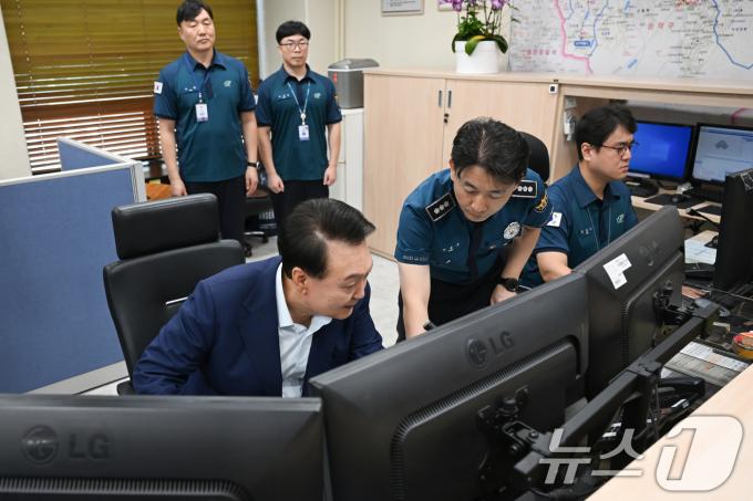[사진] 명절 연휴 근무 경찰관 격려하는 윤석열 대통령