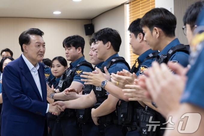 [사진] 윤석열 대통령, 명절 연휴 근무 경찰관들 격려