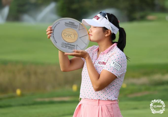[사진] 노승희, KLPGA 투어 읏맨 오픈 역전 우승…'짜릿한 입맞춤'