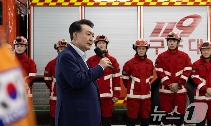 [사진] 윤석열 대통령, 추석 명절 근무 소방대원 격려