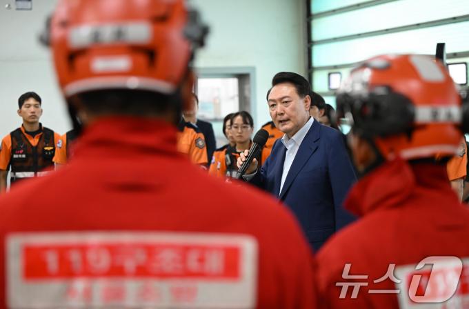 [사진] 소방대원 격려하는 윤석열 대통령