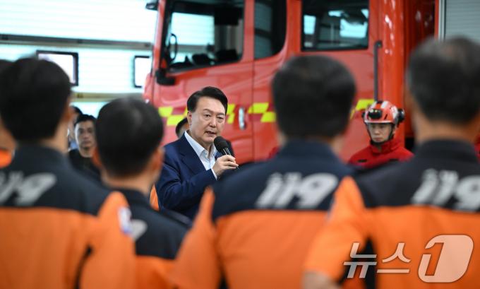 [사진] 윤석열 대통령, 추석 명절 근무 소방대원 격려