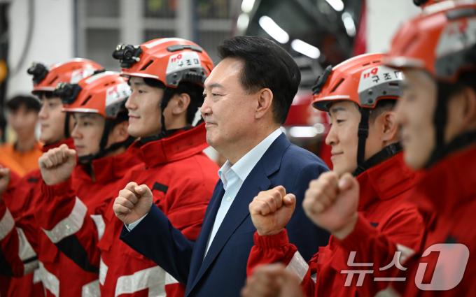 [사진] 윤석열 대통령, 소방서 구조대 대원들과 함께