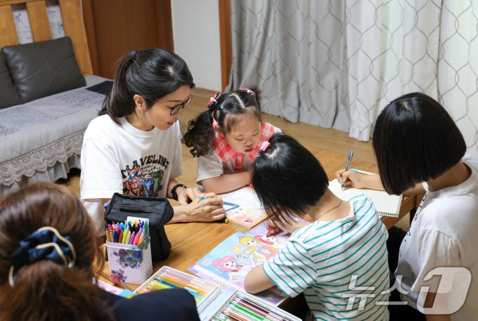 [사진] 김건희 여사, 추석 명절 장애아동 거주시설 봉사활동