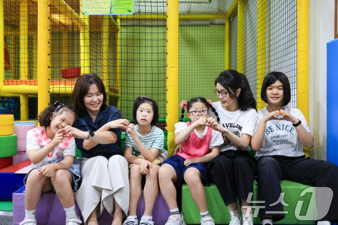 [사진] 김건희 여사, 추석 연휴 장애아동 거주시설 봉사 활동