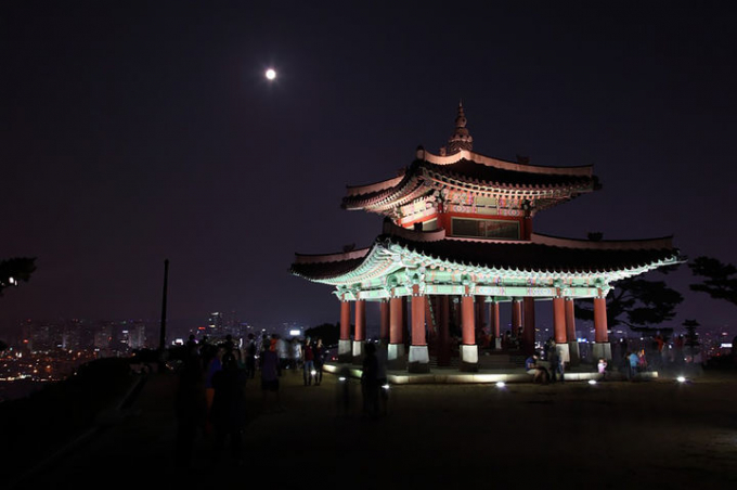수원 도심 한 가운데 있는 팔단산 정상의 화성 서장대