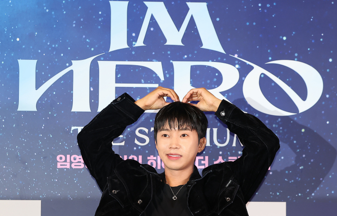가수 이찬원이 나훈아와 임영웅에 이어 KBS 특집쇼에 노개런티로 참여한다. 사진은 임영웅이 지난 8월 서울 CGV 용산아이파크몰에서 열린 '아임 히어로 더 스타디움' 무대인사에 참석해 포즈를 취하는 모습. /사진=뉴스1 