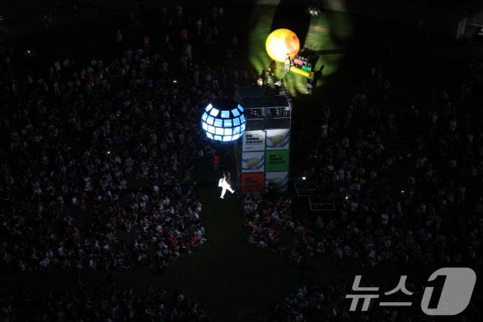 [사진] 서울광장에 뜬 LED 달