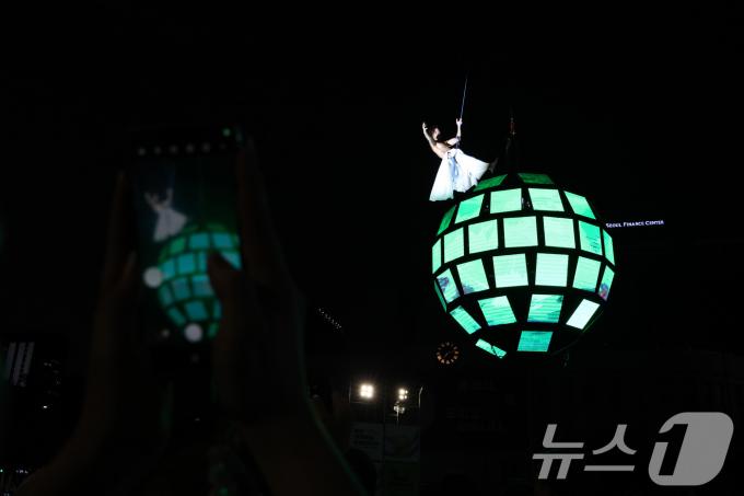 [사진] 달 위에서