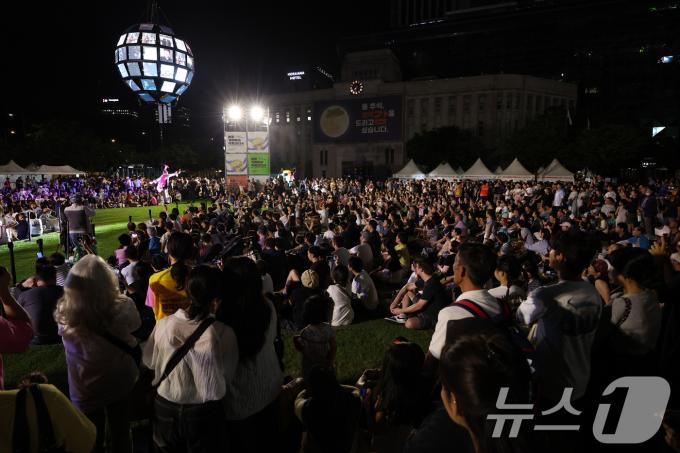 [사진] 서울광장에 뜬 달