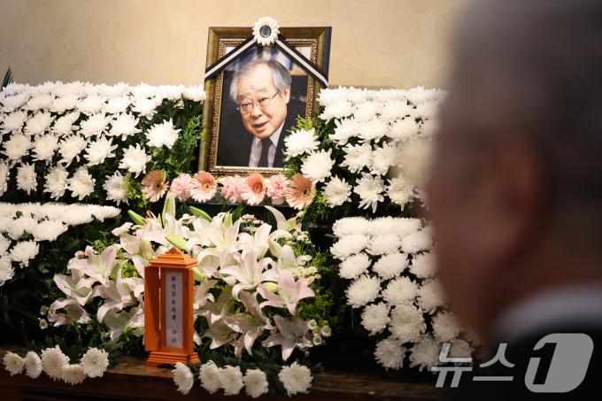 [사진] 빈소에 놓인 남재희 전 노동부 장관 영정