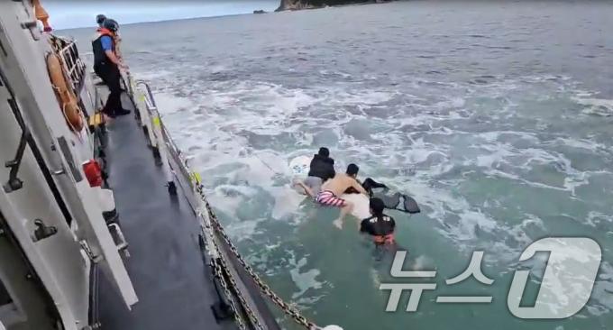 [사진] 속초해경·민간서프구조대, 표류자 합동구조