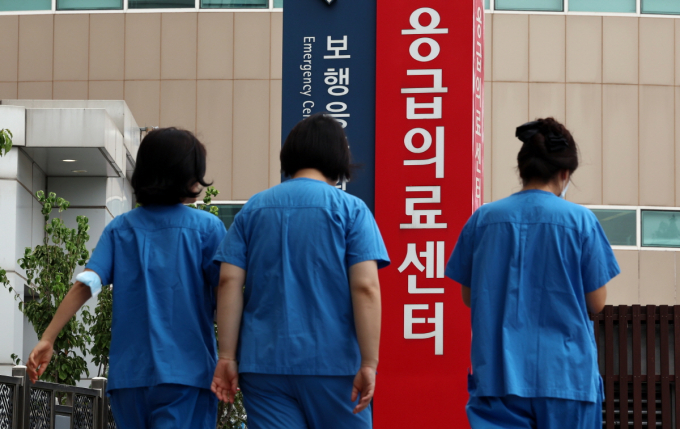 추석 연휴를 앞둔 지난 13일 오후 서울의 한 대형병원에서 의료진이 이동하고 있다. 정부는 연휴에 응급실 환자가 몰리는 상황에 대비해 지난 11일부터 '추석 명절 비상 응급 대응 주간'을 운영했다. 의료계는 연휴 기간 중 하루 최대 1만명이 응급 치료를 못 받을 가능성이 있다고 전망했다./사진=뉴스1