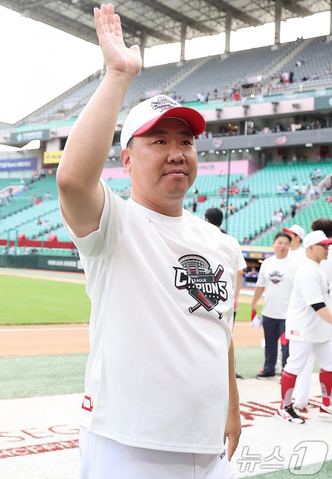 [사진] 부임 첫 해 정규리그 우승 달성한 '꽃범호' 이범호 감독