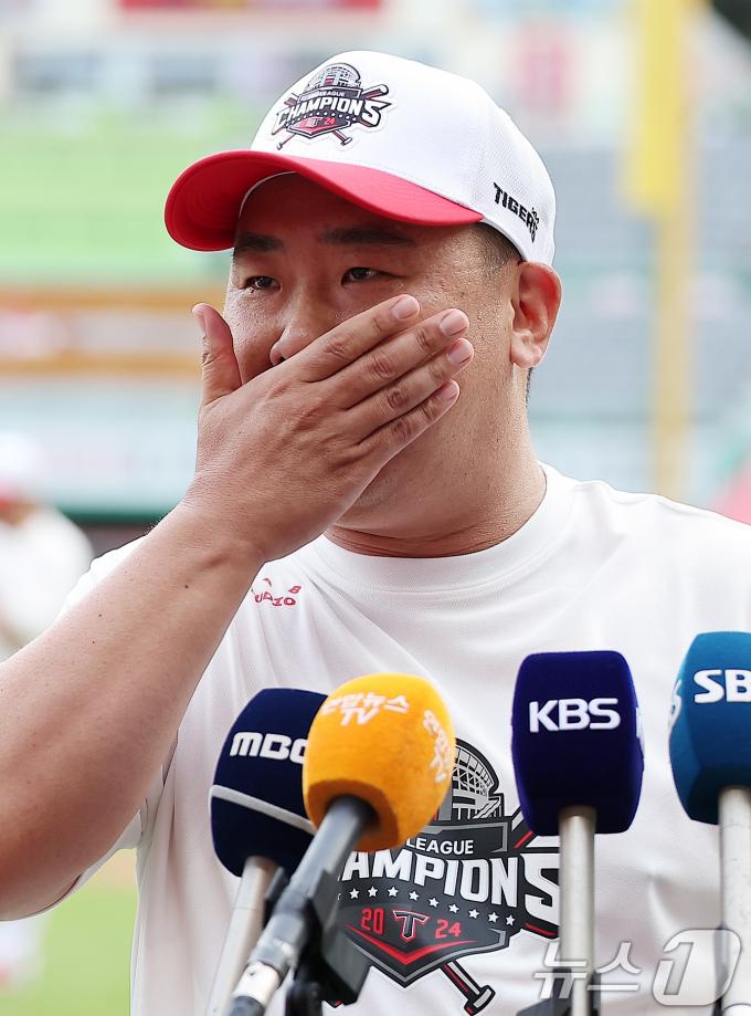 [사진] 감격에 겨운 이범호 감독