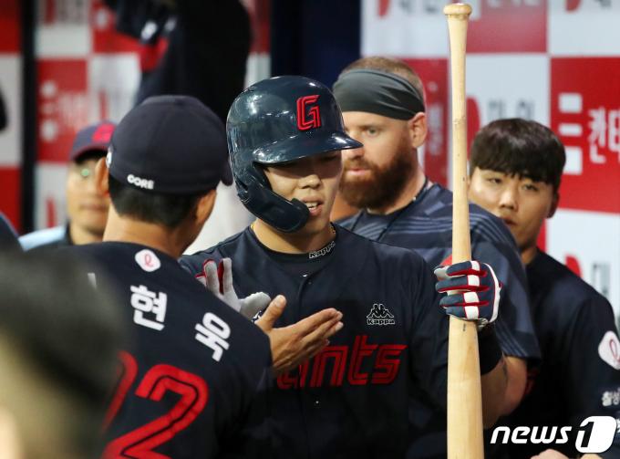 28일 오후 서울 구로구 고척 스카이돔에서 열린 프로야구 '2023 신한은행 SOL KBO리그' 롯데 자이언츠와 키움 히어로즈 경기, 롯데 고승민이 2회초 무사 만루에서 타점을 만드는 희생 플라이를 친 뒤 더그아웃에서 동료들과 기쁨을 나누고 있다. 2023.5.28/뉴스1 ⓒ News1 김진환 기자