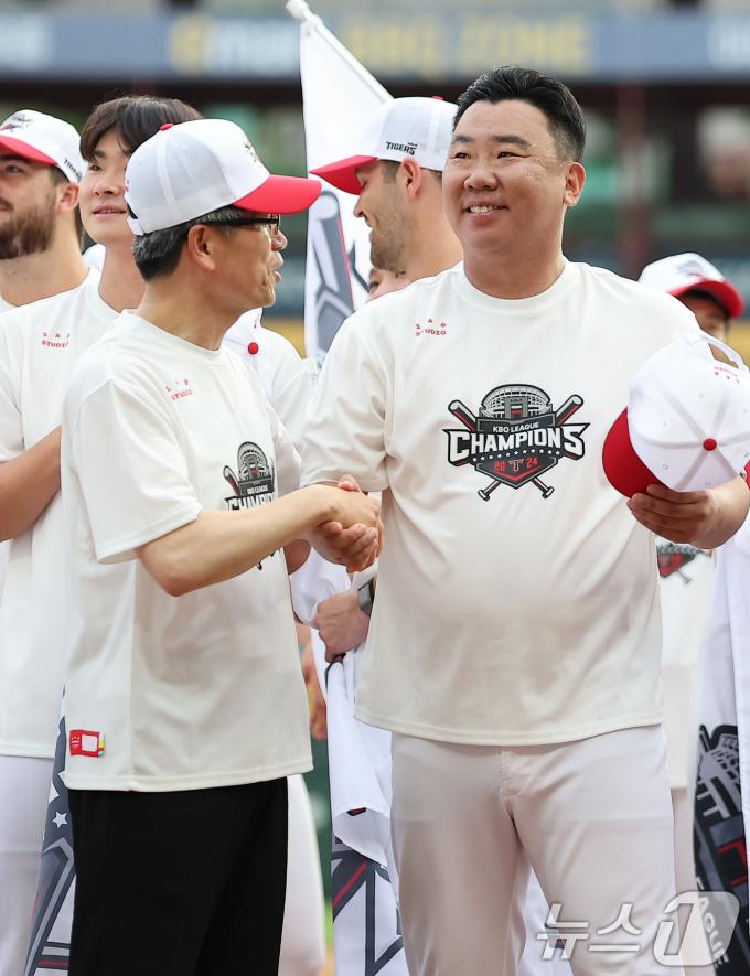 [사진] 송호성 KIA 구단주의 축하 받는 이범호 감독