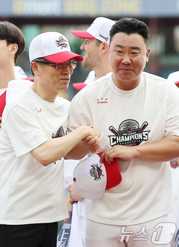 [사진] 송호성 구단주의 축하 받는 이범호 감독
