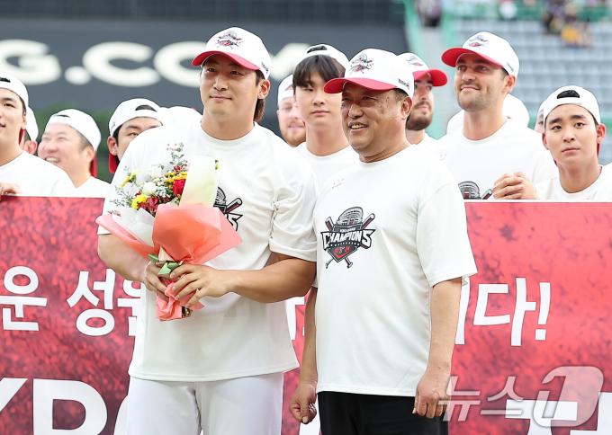 [사진] 최준영 대표이사와 기념 촬영하는 '캡틴' 나성범