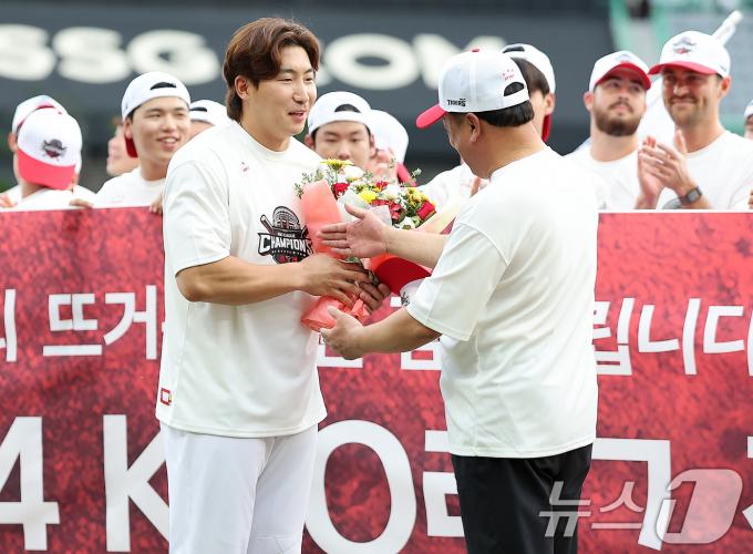 [사진] 최준영 대표이사의 축하 받는 '캡틴' 나성범