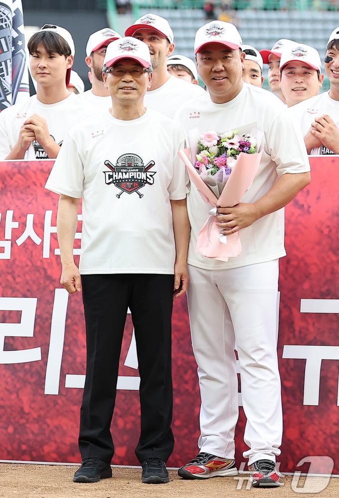 [사진] 송호성 구단주와 기념 촬영하는 이범호 감독