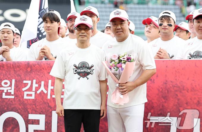 [사진] 송호성 구단주와 기념 촬영하는 이범호 감독