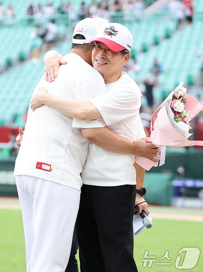 [사진] 이범호 감독을 꼭 안아주는 송호성 구단주