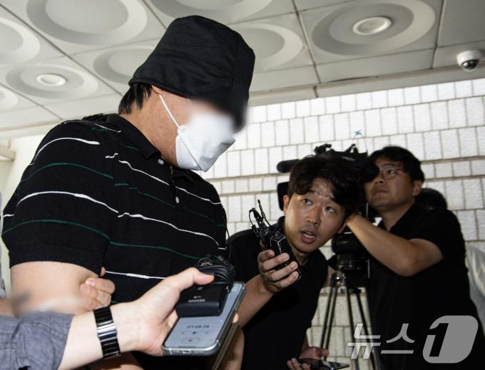암호화폐(코인) 거래을 직거래 하자고 속여 2억 원대 위조지폐를 건넨 일당이 17일 오후 서울 서초구 서울중앙지방법원에서 열린 구속 전 피의자 심문(영장실질심사)에 출석하고 있다. 2024.9.17/뉴스1 ⓒ News1 이재명 기자