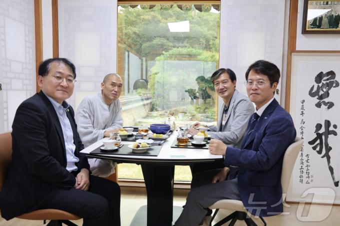 [사진] 조국 대표, 부산 범어사 방문