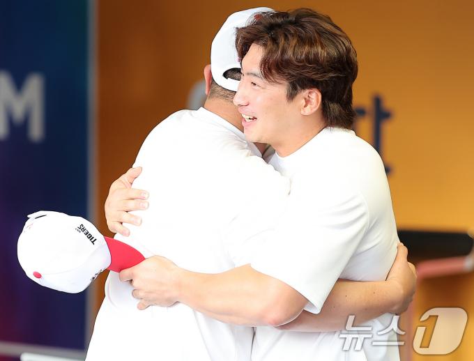 [사진] '캡틴' 나성범, 이범호 감독과 뜨거운 포옹