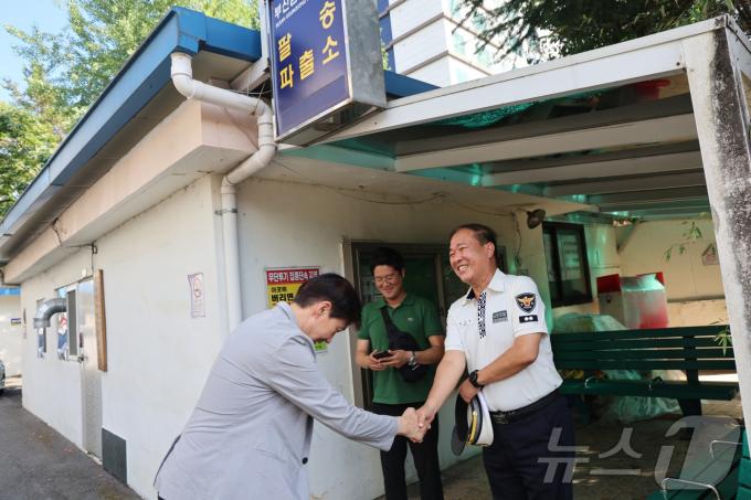 [사진] 조국 대표, 팔송파출소 격려 방문