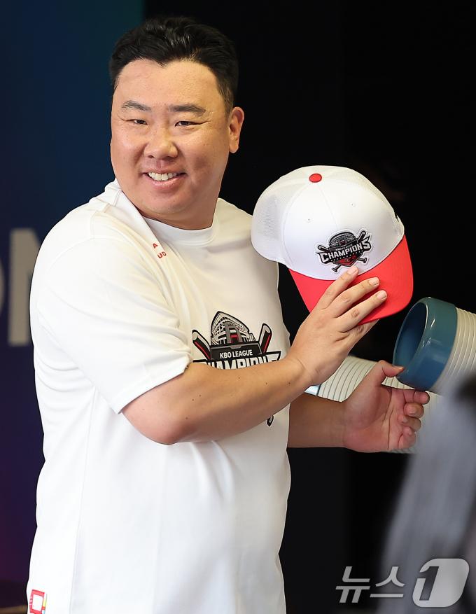 [사진] 이범호 감독, 숨길 수 없는 미소